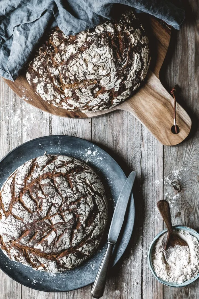 Roggenbrot mit Sauerteig im Gusseisentopf