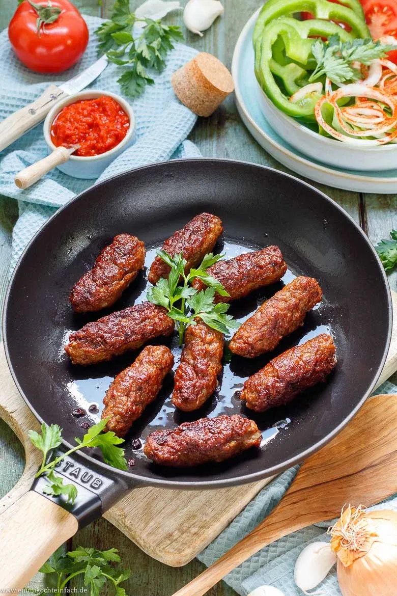 Rohe Cevapcici-Röllchen, bereit zum Kühlen