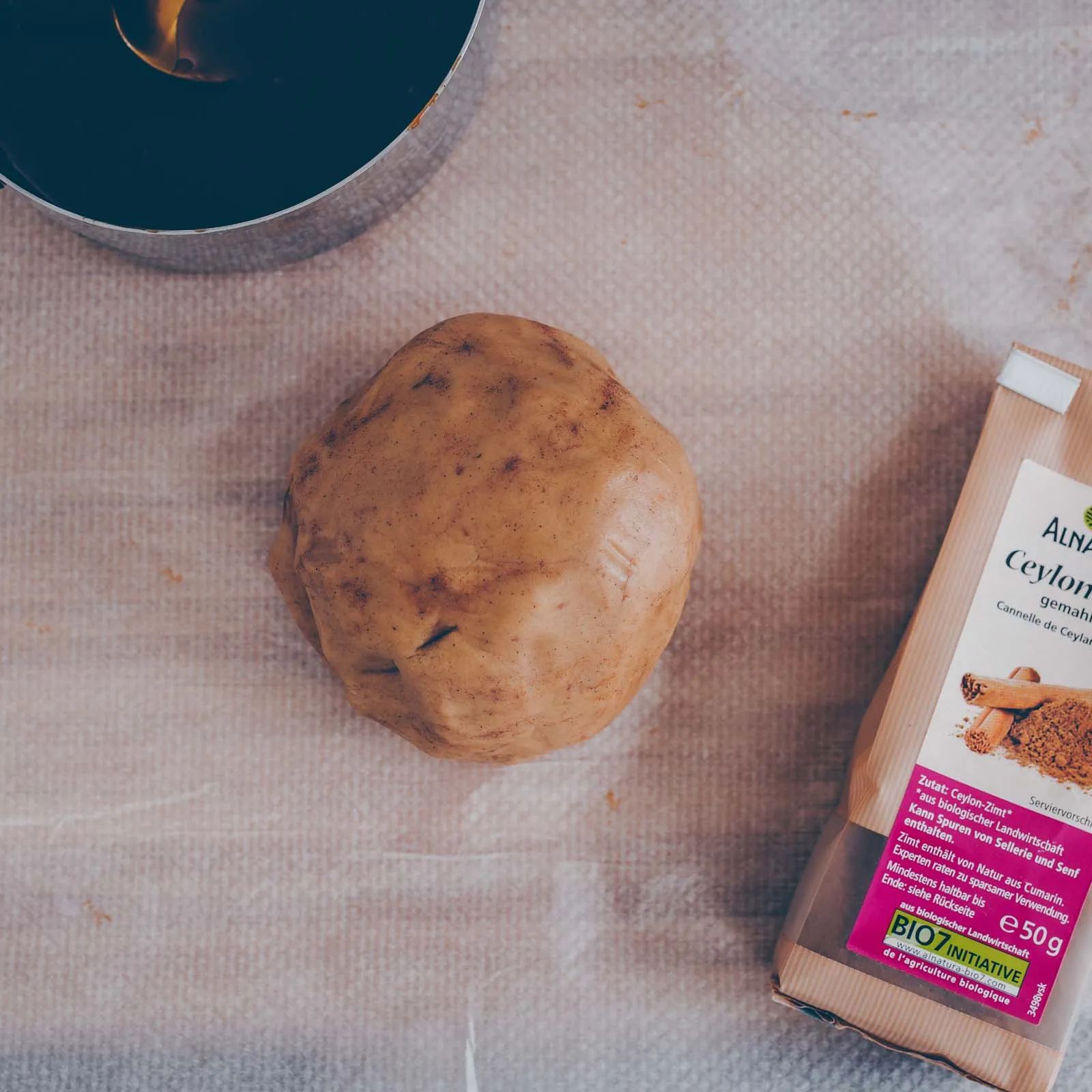 Rohe Karamell-Thumbprint Cookies mit kleinen Mulden, bereit zur Füllung