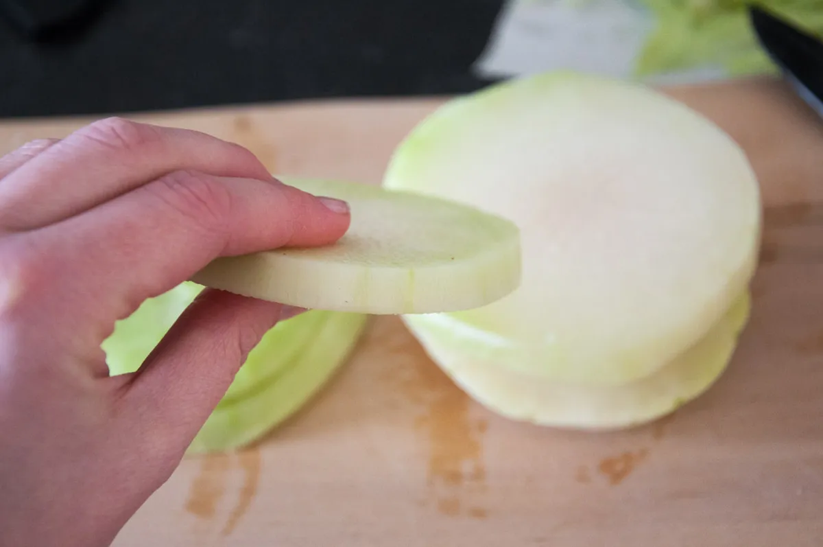 Rohe Kohlrabi-Scheibe geschält und in Form geschnitten, bereit zum Vorkochen