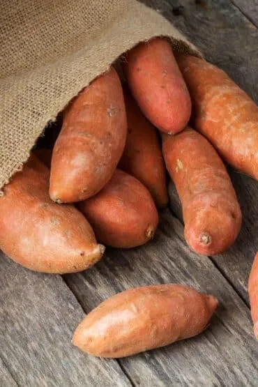 Rohe Süßkartoffeln, bereit für die Zubereitung und das Süßkartoffel grillen.