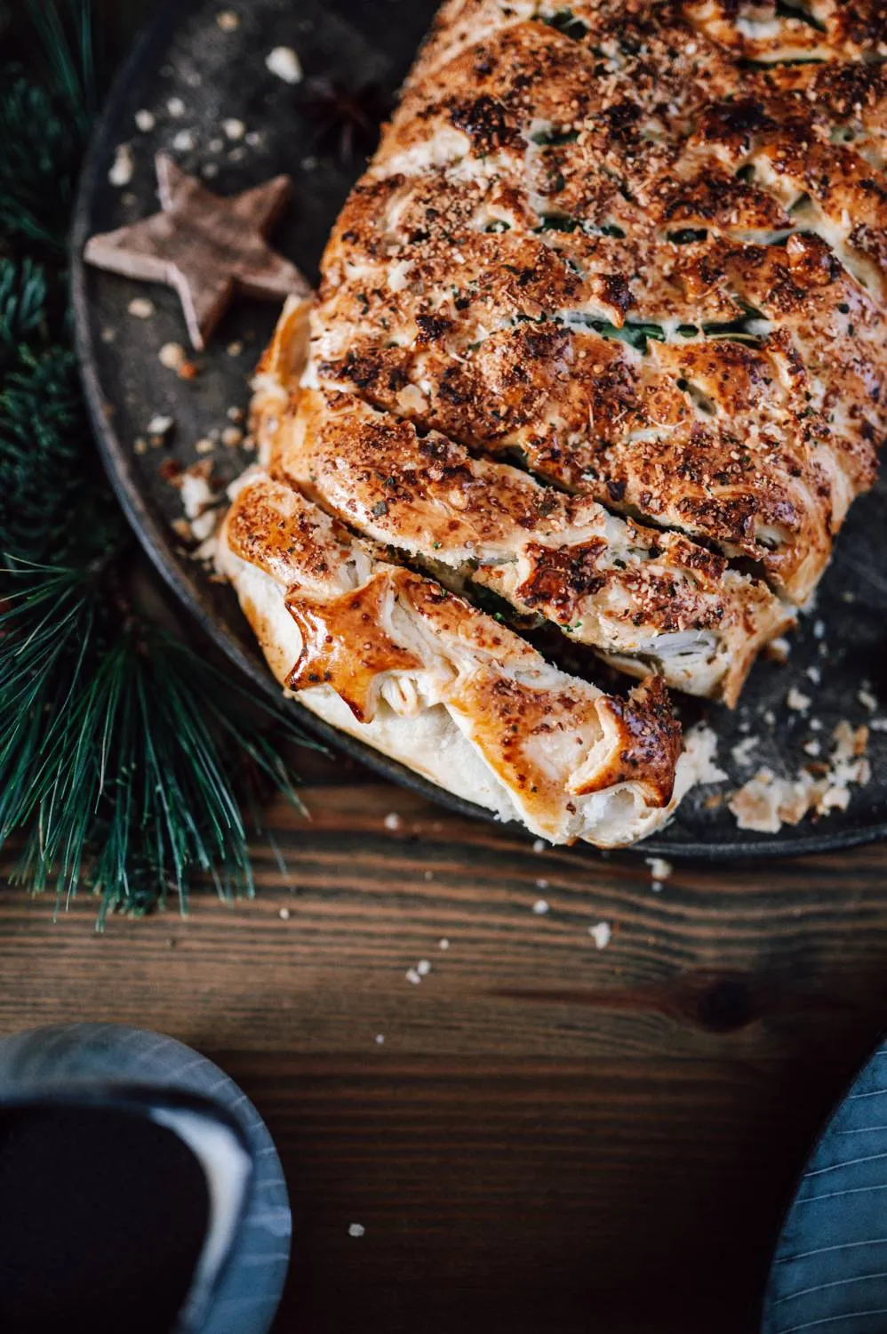 Rohe Zutaten für die Zubereitung einer veganen Bratensauce, darunter Gemüse, Kräuter und Gewürze