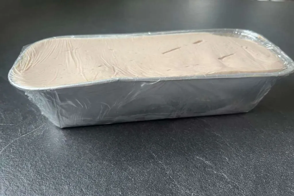 Rohes Leberkäs-Brät in der Aluminiumform bereit zum Backen