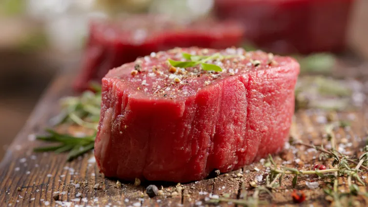 Rohes Rinderfilet, bereit zum Braten, mit Salz und Pfeffer gewürzt