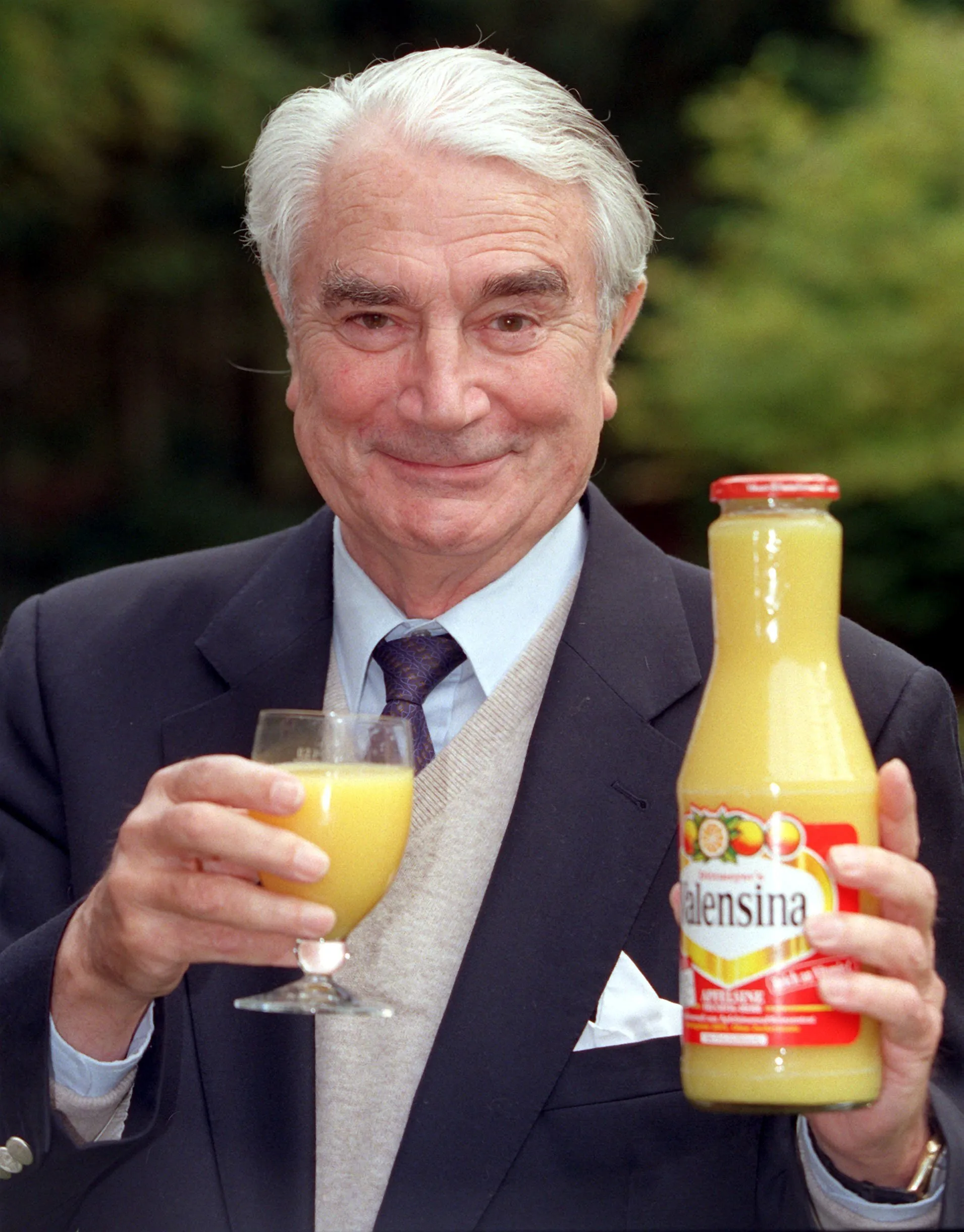 Rolf H. Dittmeyer, Gründer der Punica Saft Marke, steht lächelnd und blickt zur Seite.