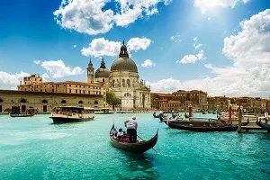 Romantische Gondelfahrt auf dem Canal Grande in Venedig, Italien, eine klassische Städtereise im Juli.