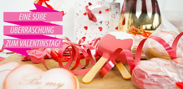 Romantische Valentinstagstorte mit roten Herzen und Pfeil für Verliebte