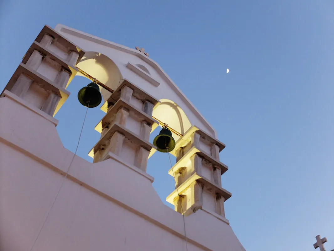 Romantischer Sonnenuntergang über dem Meer von Mykonos, der perfekte Abschluss für einen Tag voller Party oder Erholung