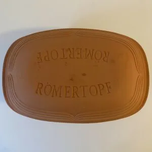 Römertopf aus Ton, bereit für das Brot backen