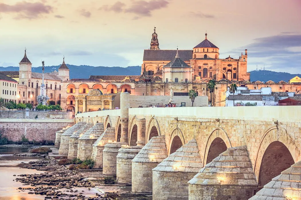 Römische Brücke in Córdoba bei Sonnenuntergang