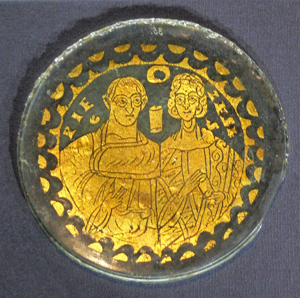 Römisches Goldglas-Rondell aus Wien (4. Jh. n. Chr.) mit Darstellung eines Ehepaares, symbolisiert die Wünsche nach einem langen Leben in antiken Trinksprüchen.
