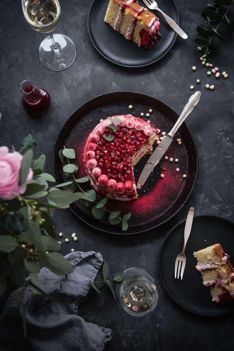 Rosa Proseccotorte mit Himbeersauce, glamouröser Geburtstagskuchen für Mütter
