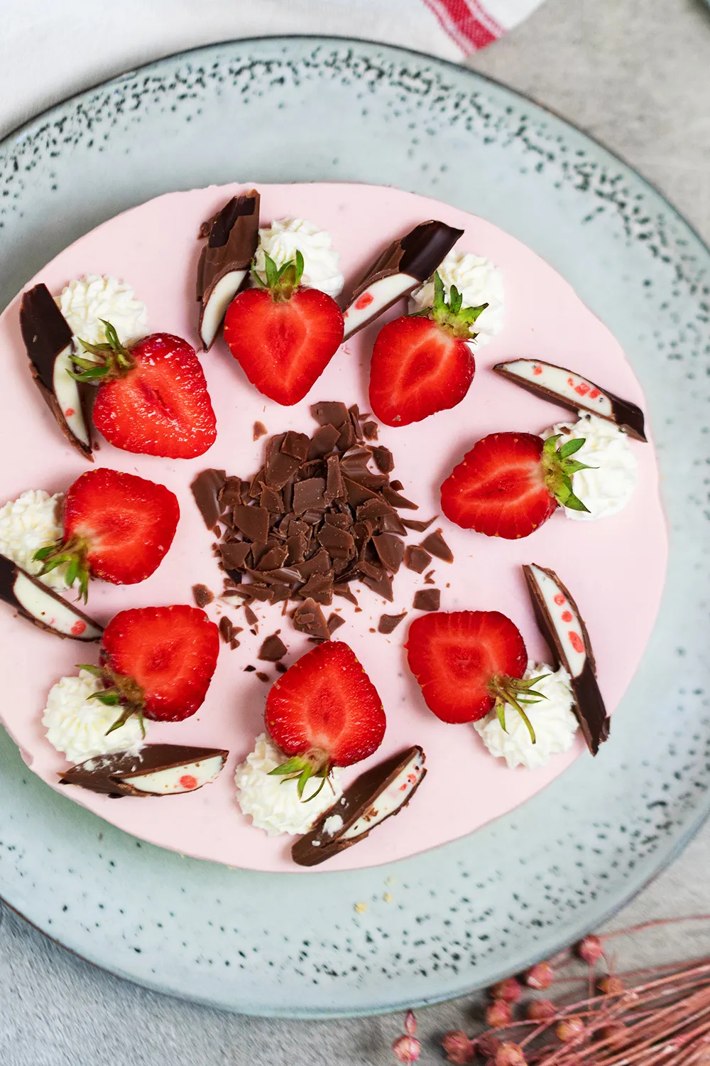 Rosa Yogurette-Torte, cremig und ohne Backen, garniert mit Yogurette-Stücken