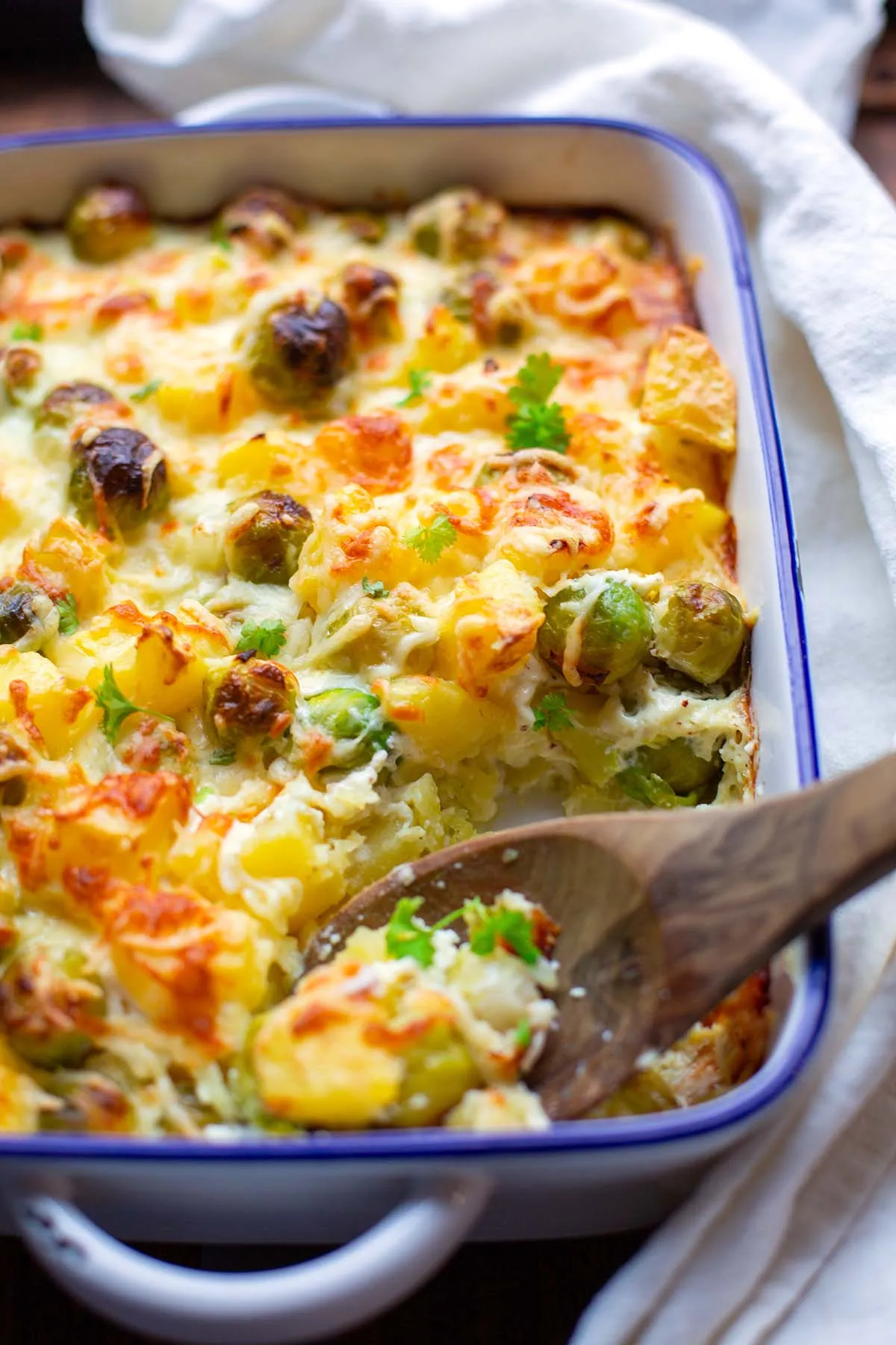 Rosenkohlauflauf mit Kartoffeln in einer Auflaufform.