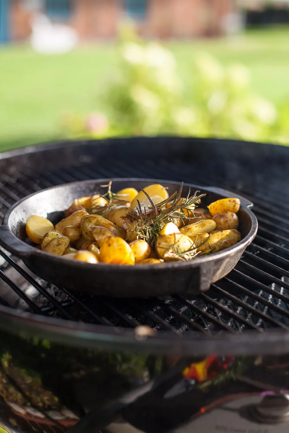 Rosmarinkartoffeln vom Grill - so einfach und so lecker! In nur wenigen Minuten vorbereitet, schmecken die kleinen Kartoffeln ganz köstlich als Grill-Beilage.