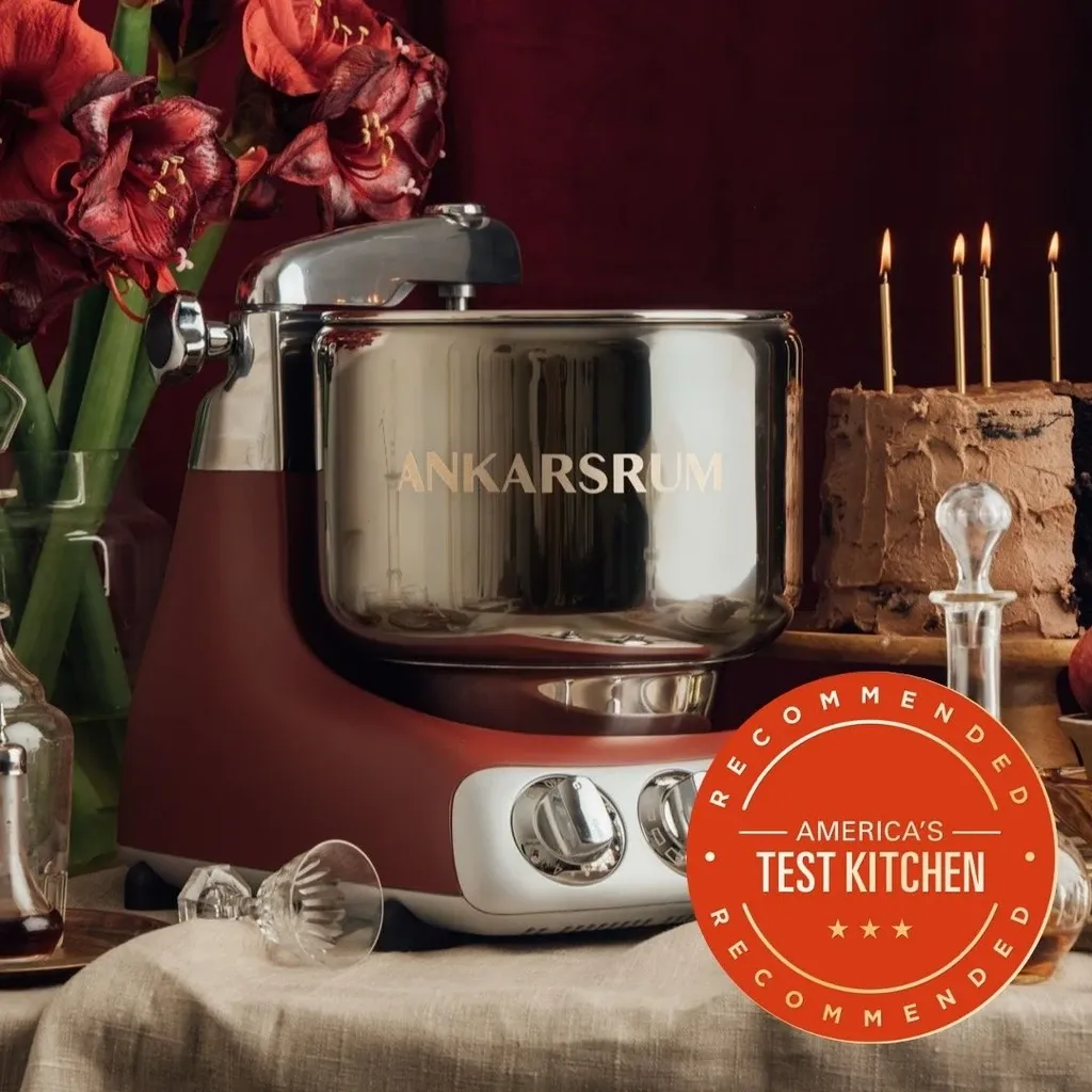 Rostbrauner Küchenmixer im Retro-Design auf Holztisch