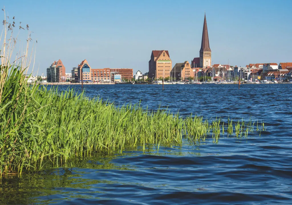 Rostock-Highlights-Warnow-Blick-Stadt