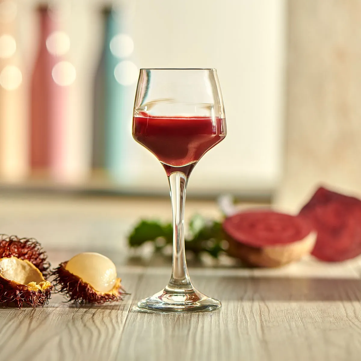 Rote Bete-Lychee-Saft mit dem Lurch Slow-Juicer: Rote Bete ist gesund, aber nicht jeder mag den erdigen Geschmack. Mit süßer Litschi wird daraus ein fruchtiger Power-Drink – erfrischend und voller guter Nährstoffe!