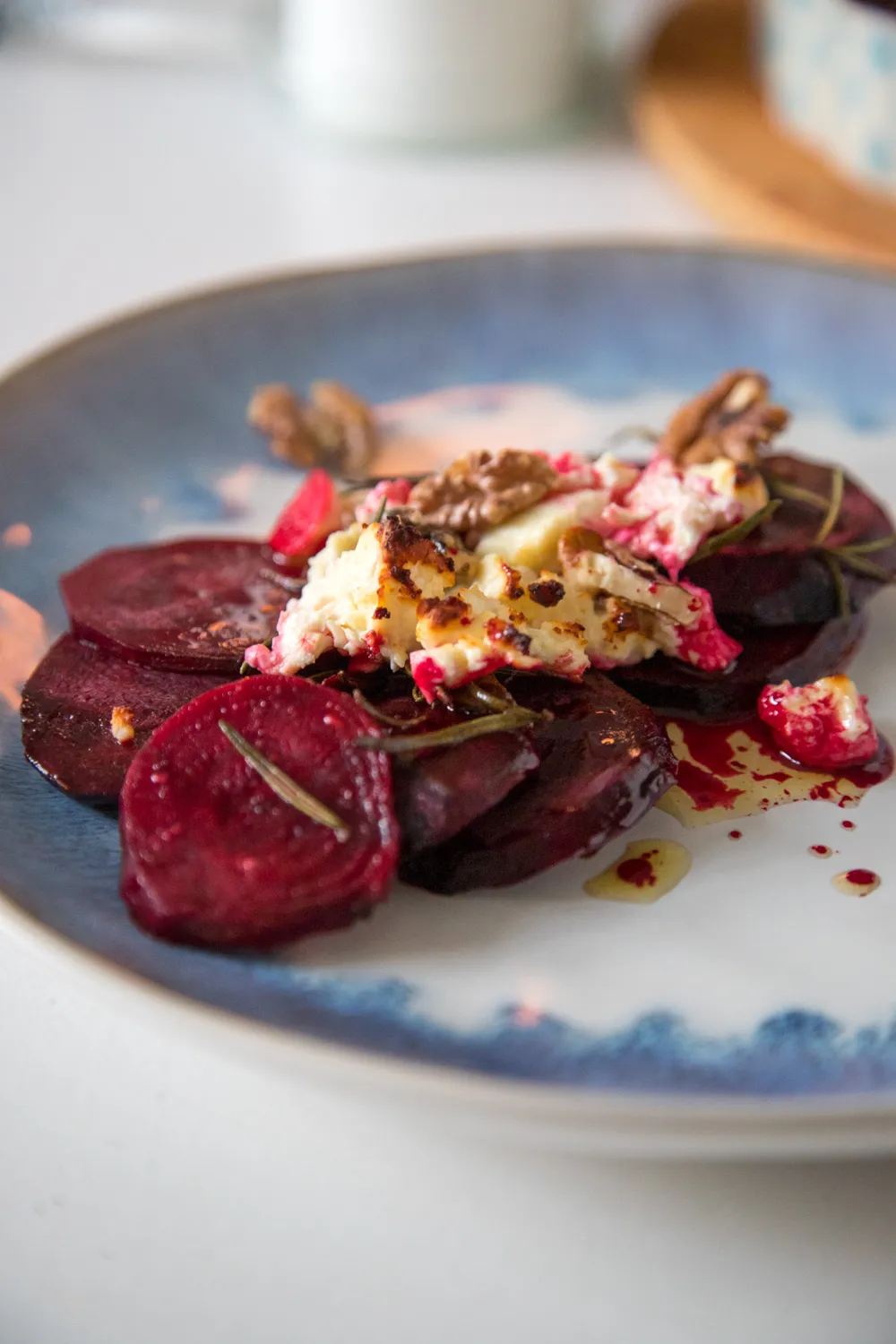 Rote Bete Ofengemüse mit zerbröseltem Feta und knackigen Walnüssen, frisch aus dem Ofen
