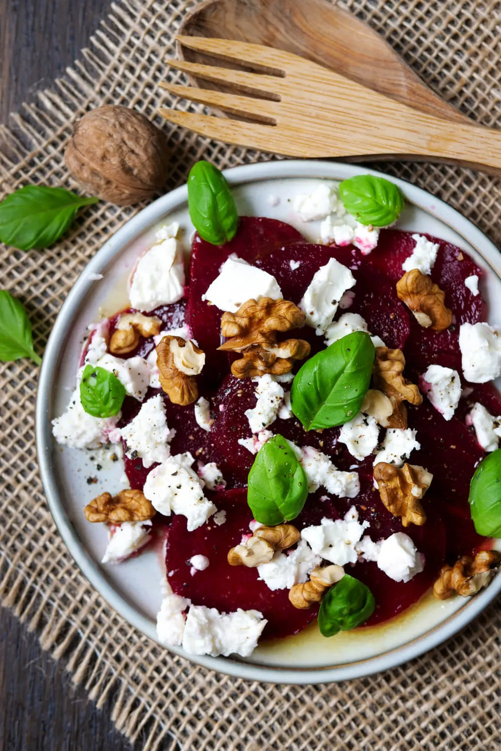 Rote Bete Salat mit Walnüssen, Basilikum und Feta