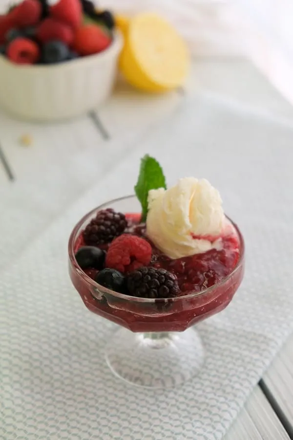 Rote Grütze mit Beeren