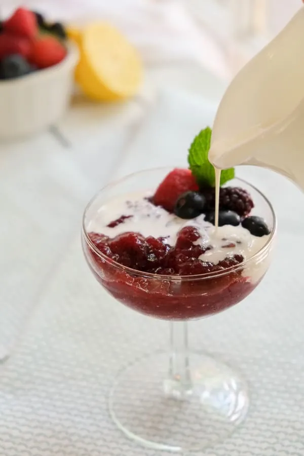 Rote Grütze mit Sahne