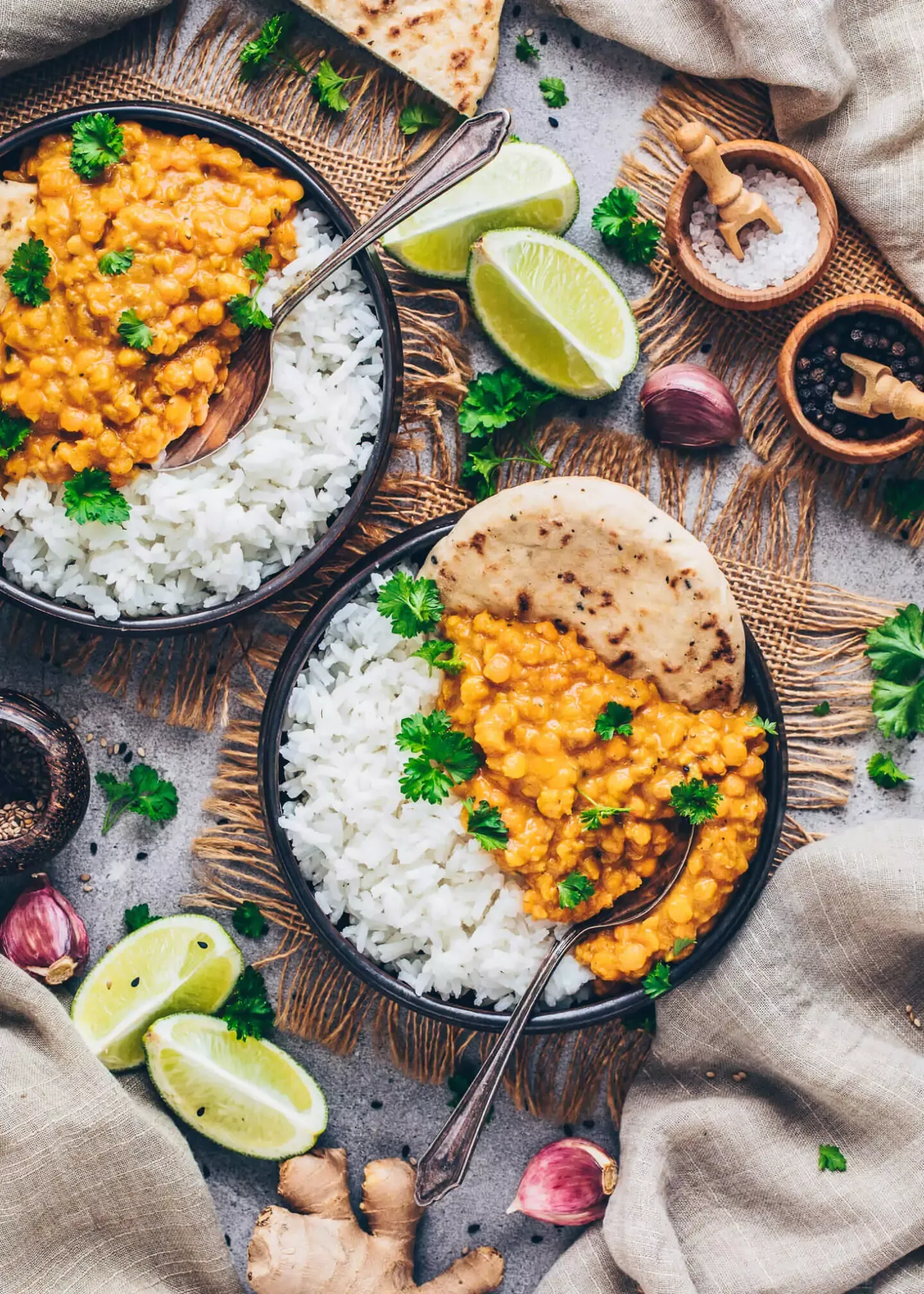 Rote Linsen Dal mit Reis und indischem Naan Brot