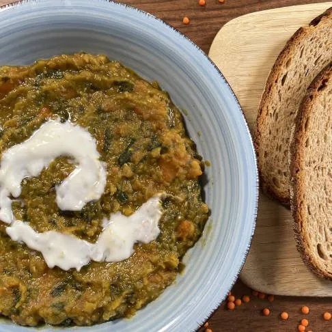 Rote Linsen enthalten zellschützende Antioxidantien und wirken entzündungshemmend – dieses Linsen-Gemüse-Curry ist ideal für eine Arthrose Ernährung.