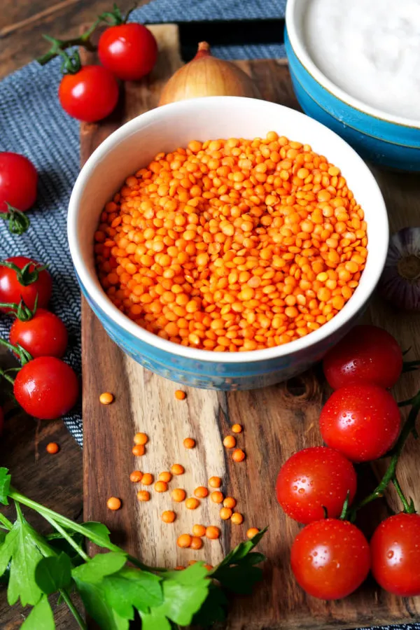 Rote Linsen in der Schüssel