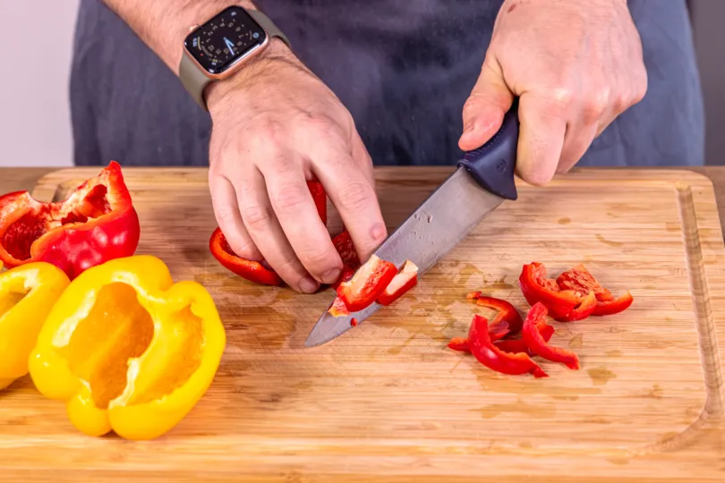 Rote Paprika in gleichmäßige Streifen geschnitten, bereit für die Soljanka