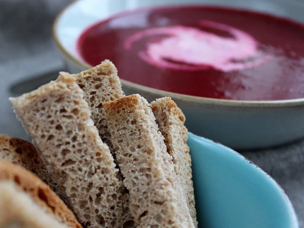 Rote-Rüben-Suppe mit Dinkeltoast