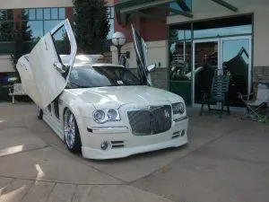 Roter Jeep Wrangler in sportlicher Frontansicht, bereit für jedes Gelände