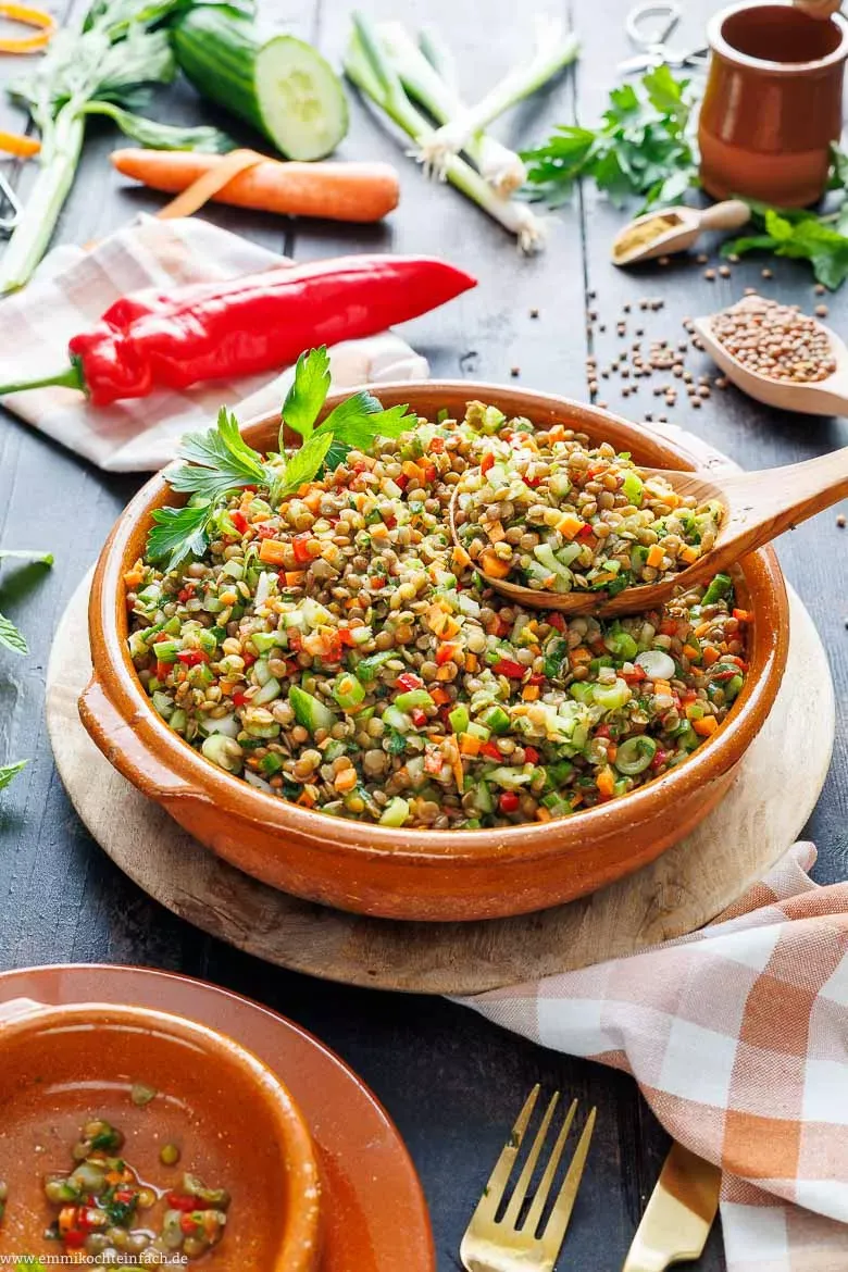 Roter Linsen Salat mit buntem Gemüse