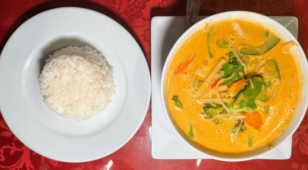 Rotes Curry-Gemüse mit Reis vom Saigon Sushi in Vero Beach, Florida