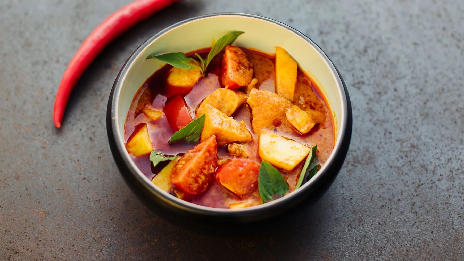 Rotes Thai-Curry mit Huhn, Ananas und Tomaten