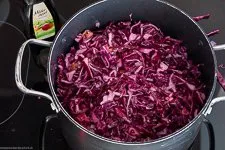 Rotkohl im Topf mit Essig