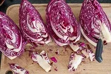 Rotkohl wird in feine Streifen geschnitten