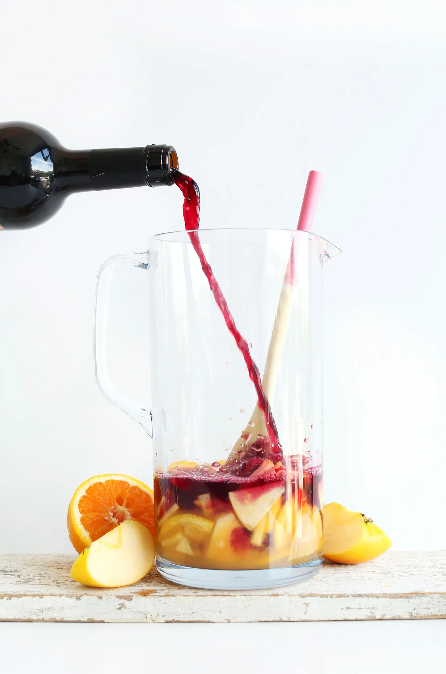Rotwein wird in einen Krug für unser hausgemachtes traditionelles rotes Sangria-Rezept gegossen