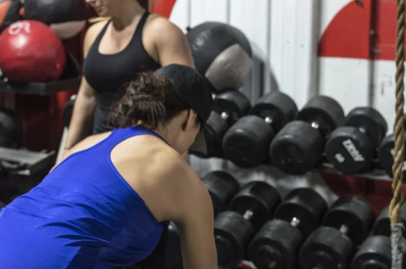 Rückentraining mit Kurzhantel