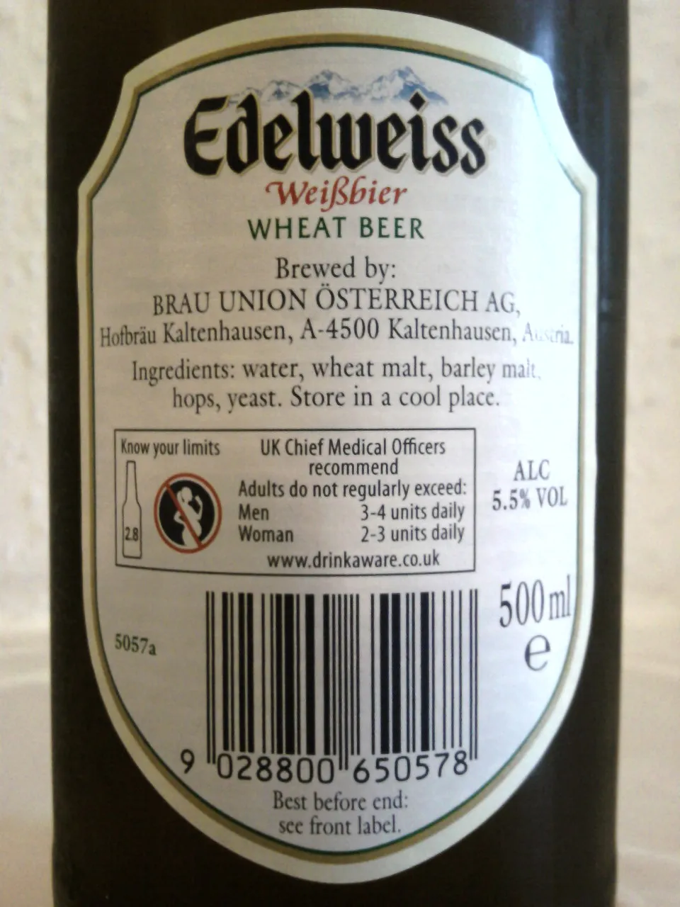 Rücketikett des Edelweiss Weizenbiers mit Zutatenliste und Brauereiinformationen