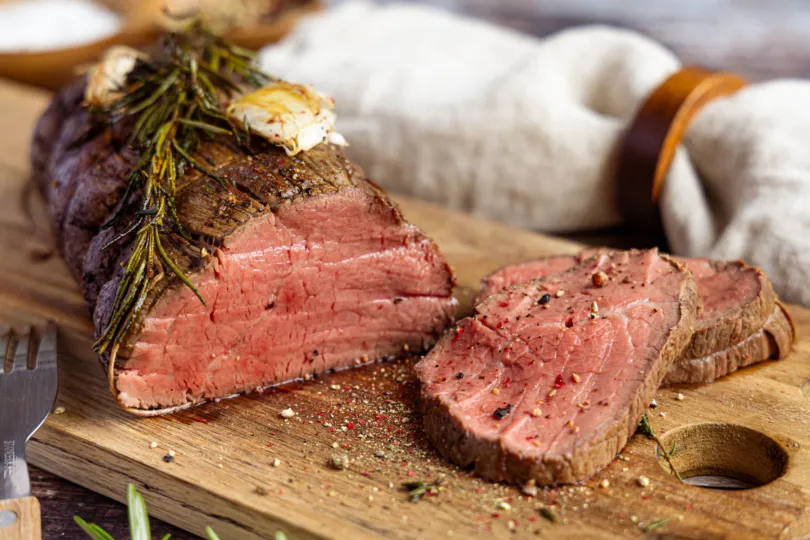 Ruhende Rinderlende in Backpapier und Alufolie für optimalen Fleischsafterhalt