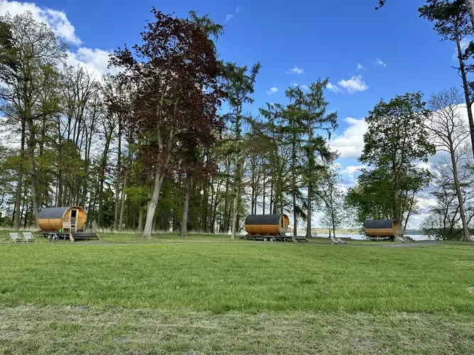 Ruhesuchende in den Fass-Saunen am Tollense-See