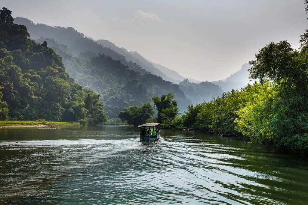 Ruhige Bootstour auf dem Ba Be See, umgeben von Dschungel und Bergdörfern in Nordvietnam