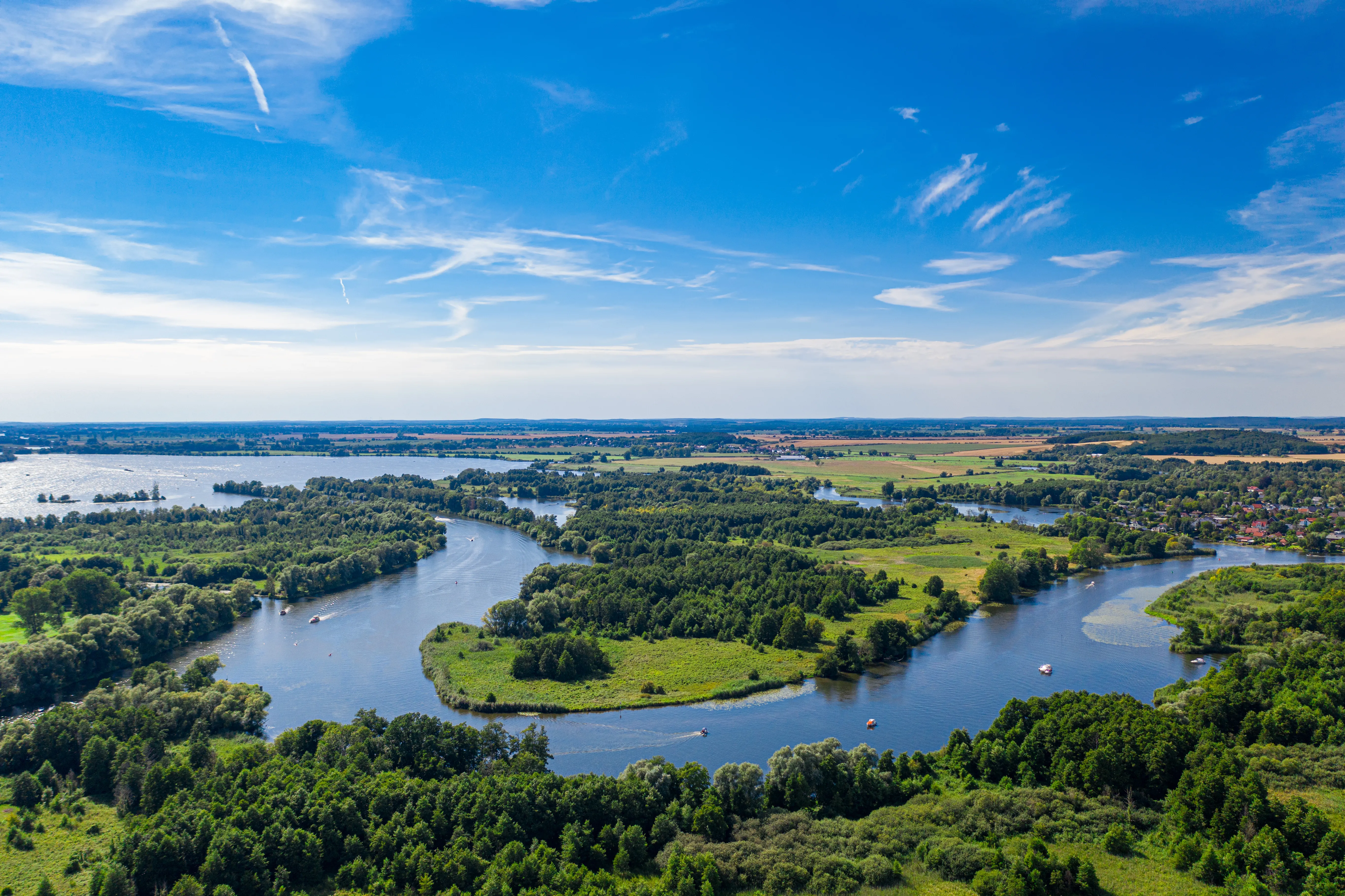 Ruhige Flusslandschaft im Havelland, ein Naturparadies und Reiseziel in Brandenburg