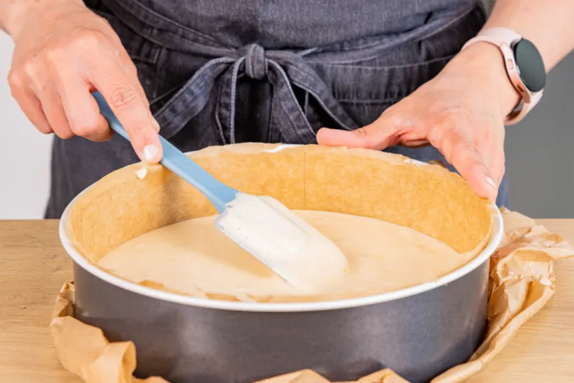 Rührteig für Tortenboden in Springform verstreichen