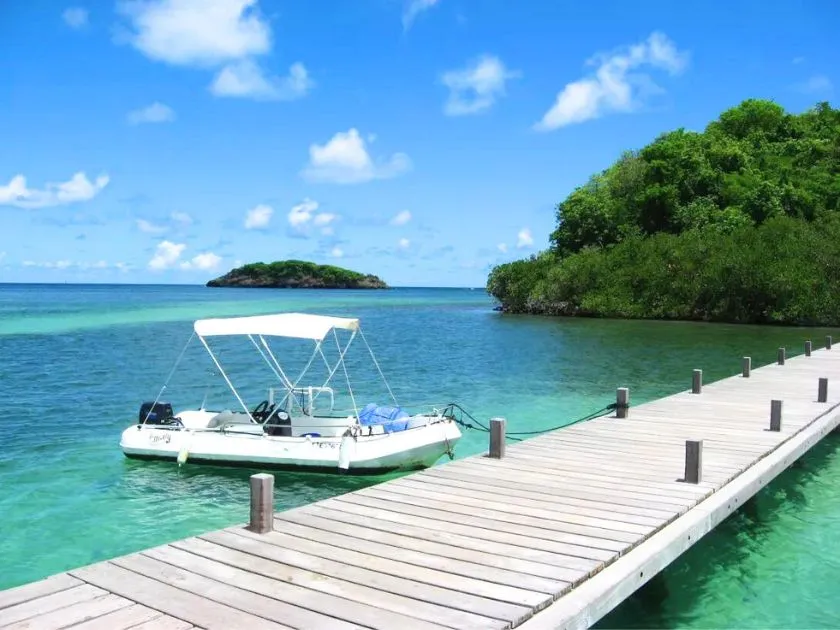 Ruinen eines kolonialen Anwesens auf der kleinen Insel Îlet Chancel vor Martinique