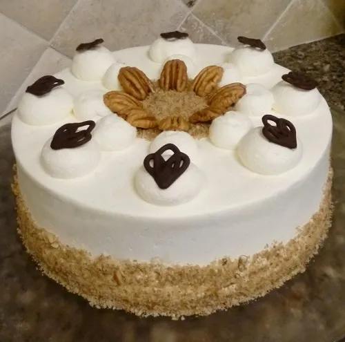 Rum-Sahne-Torte mit Nüssen und Schokolade dekoriert