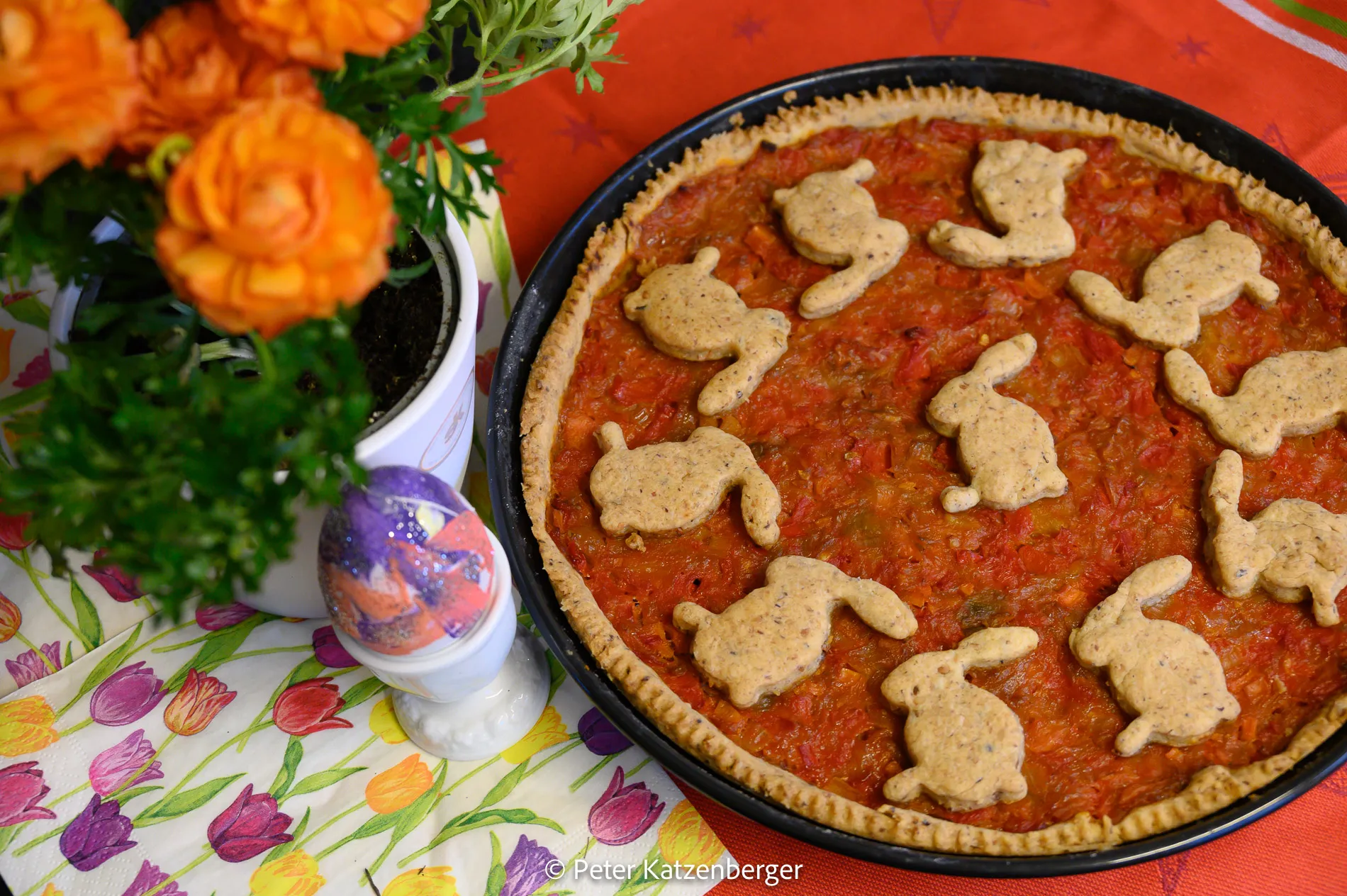 Rumänische Ostertarte mit hausgemachtem Zacuscă, einem Auberginen-Paprikadip