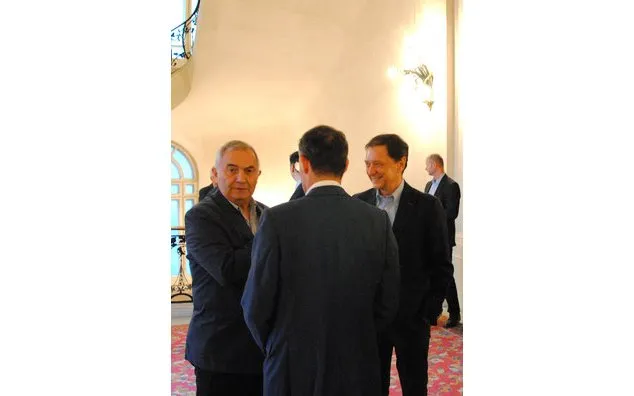 Rumänischer Außenminister Lazăr Comănescu und Botschafter Bogdan Mazuru