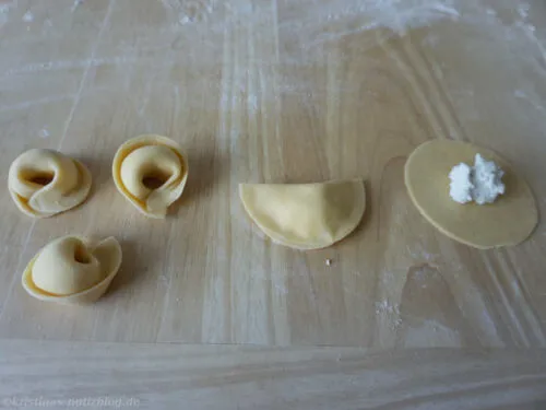 Runde Tortellini füllen und formen